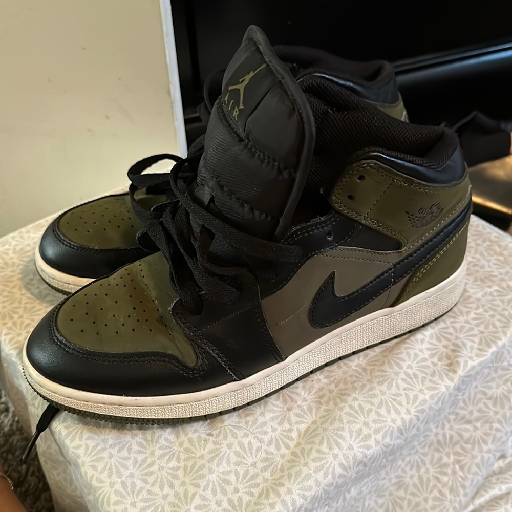 Jordan Mid 1’s